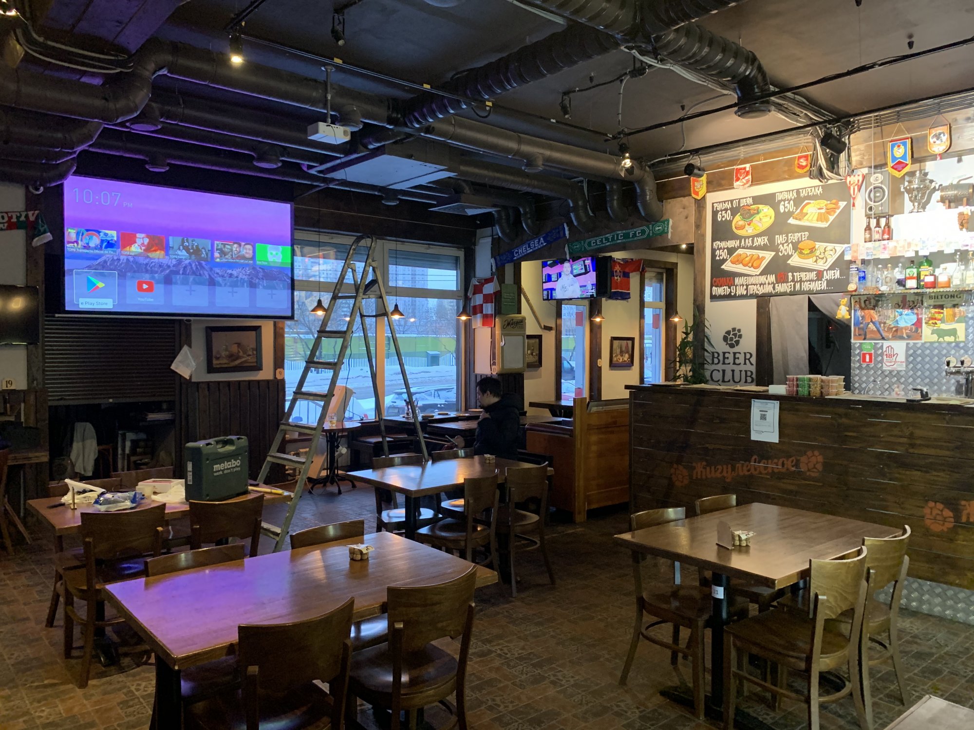 Установка проекторов и экранов в бары и рестораны (Москва)