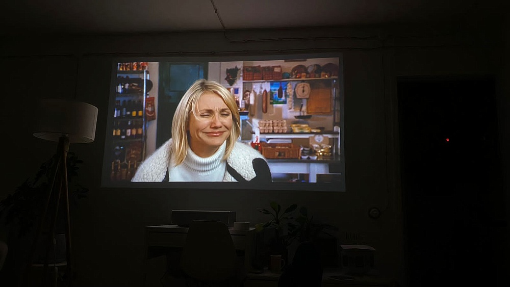 Бюджетный УКФ проектор XGIMI M1 (Full HD, 1400 ANSI люмен, меню на русском языке) Современный кинотеатр у Вас дома.