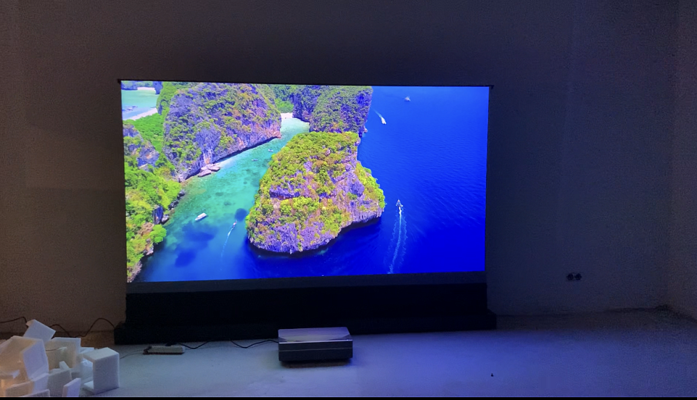 Напольный ALR экран VIVIDSTORM S Pro 120 дюймов с УКФ 4К проектором CHANGHONG B7U 